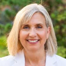 Lisa Lirette's Instagram, Twitter & Facebook