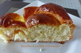 Brioche A La Pate D Amande Croquant Fondant Gourmand En 2020 Pate D Amande Brioche Alimentation
