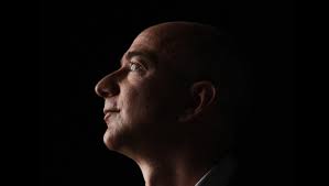 Alle 15.00, ora italiana, jeff bezos e altri tre passeggeri voleranno fino a oltre la linea di kármán a bordo. L Equipaggio Di Jeff Bezos E Al Completo L Ultimo Posto Viene Occupato Da Uno Studente Di 18 Anni Dopo La Rinuncia Di Un Milionario Open
