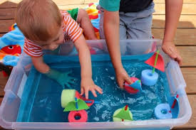 Schiffe Basteln Mit Kindern Aus Schwimmnudel Basteln Mit Kleinkindern Schiff Basteln Kinder Aktivitaten