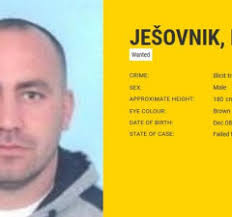 Stefan radulac žuti (27) iz kruševca, optužen da je likvidirao sina i oca, vojina (41) i dejana stankovića ždrokinca (70), izručen je srbiji, nakon što je prošlog jula uhapšen u banjaluci po poternici. Ekstradicija Avaz