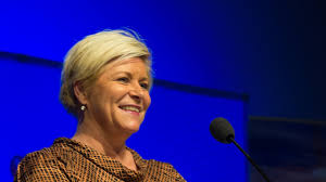 Hun trekker seg som partileder i fremskrittspartiet etter 15 år. Siv Jensen Apner Hostkonferansen Frp Mot 2019 Youtube