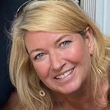 Bold Risks, Big Rewards: Stepping Out of Your Comfort Zone to Achieve  Massive Success : West, Lynda Sunshine, Larkin Green, Sally, Ismail, Farah:  Amazon.in: Books