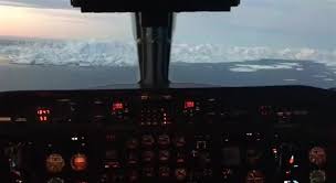 Illustrazioni stock, clip art, cartoni animati e icone di tendenza di cabina di pilotaggio dell'aereo. Spettacolare Atterraggio In Groenlandia Il Video Dalla Cabina Di Pilotaggio