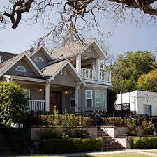 The 5,000+ square foot house is set on 17,000+ square feet grounds, allowing for it to be set back from the street for extra privacy. Casa Facebook Besuch In Der Villa Zuckerberg Karsten Lemm
