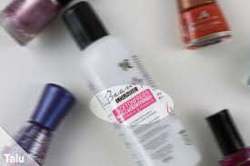 Nachdem sie die flecken erfolgreich entfernt haben, empfiehlt es sich, das betroffene kleidungsstück einmal zu waschen, sodass es nicht nach. Nagellack Aus Der Kleidung Entfernen 10 Tipps Fur Alle Textilien Talu De