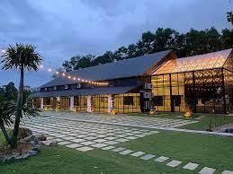 The hall is decked with beautiful plastered walls and on one side, it's all glass from floor to ceiling. Twh Glasshall Cheras Venuerific Malaysia