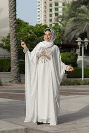 Pilih model dress selutut yang juga membuat kaki terlihat lebih jenjang. 7 Atasan Kaftan Feminin Yang Cocok Untuk Dipakai Di Segala Suasana