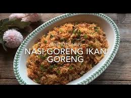 Ikan kembung yang digoreng dengan suhu yang tinggi, akan mengakibatkan kandungan gizi sajikan pepes ikan kembung selagi masih hangat dg nasi putih. Nasi Goreng Ikan Goreng Simple Dan Sedap Youtube