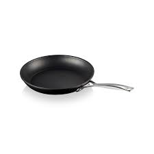 Keep in mind that the handle becomes hot when using the frying pan. Le Creuset Toughened Non Stick Shallow Frying Pan 24cm