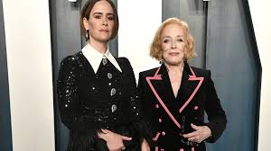 Nicholas hunt/getty images on a 2019 episode of watch what happens live with andy cohen, paulson said that they started following each other on twitter after working together on a psa for martha plimpton's women's rights organization in 2015. Alles Fur Mich Sarah Paulson Gratuliert Partnerin 78 Promiflash De