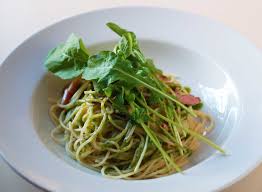 自家製ジェノベーゼソースのスパゲティ ルッコラ添え - sinamo