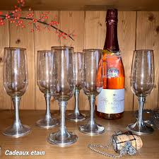 Les flûtes à champagne (12cl à 18cl) sont longues et étroites, dont la courbe élégante permet de mettre en valeur les bulles à leur montée. 6 Champagne Flutes On Pewter Base Etain Des Vieux Moulins Sarl