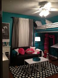 Finding the perfect balance for your black and white bedroom is achieved by adding patterns and textures. Pin On Home Decor