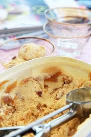 Creme Glacee Vanille Tourbillons De Caramel Au Beurre Sale Et Chunks De Chouchou Le Miam Miam Blog Caramel Au Beurre Recette Glace Miam