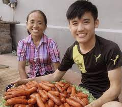 Thu nhập của hưng vlog có thể dao động từ 299 triệu đến 4,7 tỷ đồng/tháng (số liệu từ social blade). HÆ°ng Vlog Cuá»™c Ä'á»i Váº¥t Váº£ Cá»§a Máº¹ Ä'a Truyá»n Cáº£m Há»©ng Cho Toi Ná»— Lá»±c Má»—i Ngay