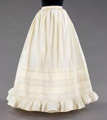 Petticoat — petticoats beim square dance ein petticoat (französisch „petit = klein und englisch „coat = umhang, mantel) ist ein bauschig weiter unterrock aus versteiften perlon und nylon stoffen. Petticoat American The Metropolitan Museum Of Art