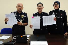 Смотреть видео pasukan jabatan siasatan jenayah komersial serbu rumah safe house najib на v4k бесплатно. Bernama Polis Selangor Tahan 16 Individu Dipercayai Terlibat Sindiket Penipuan Telefon
