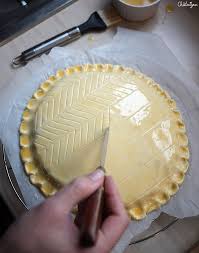 Incorporer la poudre de noisettes torréfiée à cette crème, et veiller à ce qu'il n'y ait pas de formation de grumeaux en mélangeant. Galette Des Rois Chocolat Noisettes Blog De Chataigne