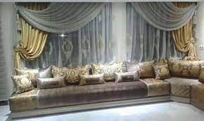 Salon minimaliste avec le sofa le grand tapis rond et la cuisine dans la conception interieure moderne de fond grise et jaune photo stock image du tapis grise 90344796. Beau Salon Marocain Jaune Taupe Moroccan Living Room Beautiful Living Rooms Decor Moroccan Interiors