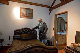 Exclusif Alain Delon Nous Recoit Dans Son Domaine Secret Alain Delon Delon Oiseaux Migrateurs