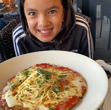 Pastel Carlota!!! Les comparto la receta y sin necesidad de usar grenetina.  Ingredientes: 1 lata de lechera 1 lata de clavel 6 limones (jugo) 1/2 barra  de queso philadelphia 1 lata de