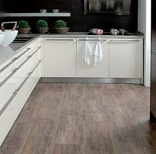 Dank hohen feuchtigkeitsbeständigkeit können vinyldielen in fast allen räumlichkeiten verlegt werden. Der Ideale Bodenbelag Fur Feuchtraume Ihr Holzshop De