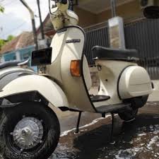 Kapasitas 124.5 cc tenaga maksimal 10.19 bhp opsi start electric panel instrumen digital indikator bbm analog jenis transmisi cvt. Vespa Px 150 Vespa Jadul Dengan Tampilan Milenial Yang Segar Bikers Otoraja