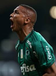 Patrick de paula solo suma 16 partidos oficiales como jugador profesional pero ya desde que vistió por primera vez hace unos meses la camiseta de ahí, el padre del delantero deyverson se fijó en de paula y palmeiras no dudó en contratarlo. Polemico Contestado E Idolo Veja A Trajetoria De Deyverson Em 2018