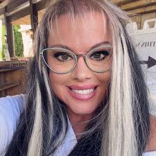 Bucky got new shoes 后色行參费. 画原