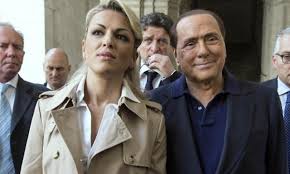 Berlusconi è volato il 27 agosto in provenza, diventata regione a rischio coronavirus, rientrando ad arcore il primo settembre. Silvio Berlusconi Fuga Con La Nuova Fidanzata
