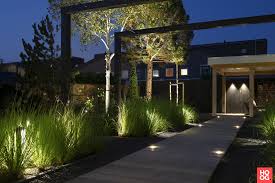 The beloved botanical garden has 14,000 types of plants spread across multiple areas, including a water garden, an english garden themed around plants named in shakespeare plays, and a fragrance garden for the visually impaired. Modern Villa Garden Villa Garden Villa Garden Design Modern Garden Lighting