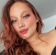 Lisa Ollis's Instagram, Twitter & Facebook