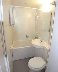 狭くてもok ユニットバスがおしゃれになるインテリアアイデア weboo ユニットバスと聞いてぱっと思い浮かぶこういうタイプのものは3点ユニットバスといい 一人暮らしのアパートの定番です ユニットバス 浴室リフォーム ユニットバス おしゃれ