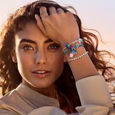 Tu historia de verano comienza aquí ✨ Descubre las nuevas piezas inspiradas  en el océano para un stack que cuente la historia de tus aventuras 🌊  Visítanos en Pandora📍La Gran Vía 📍Galerías