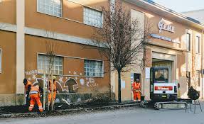 Busto arsizio, di fronte all' ospedale nuovo ingresso stabile in costruzione pluripiano, al momento dispone di progetto con 50 camere oltre sale riunioni e parcheggi nell' interrato. Si Piantumano I Nuovi Alberi In Via Caprera A Busto Al Posto Di Quelli Tagliati Malpensa24