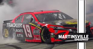Did just about everything right and got wrecked. Dim Lights Thick Smoke And Loud Loud Burnouts Truex Smokes Out Martinsville Nascar En Espanol