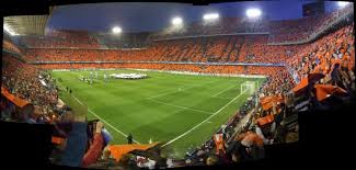 Klub neměl dost peněz a tak si stadión pořídil na splátky. Valencia Ein Stadion Als Sinnbild Fur Spaniens Krise Tageswoche