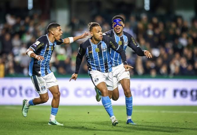 Gr&ecirc;mio vence o Coritiba fora de casa e encerra jejum de sete jogos | R&aacute;dio Solaris