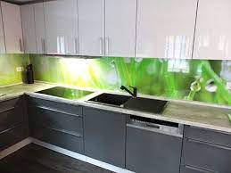Pin Auf Kuche Plexiglas® küchenrückwand nach maß hinter dem herd und der arbeitsplatte muss es optisch möglichst makellos und hygienisch sein.