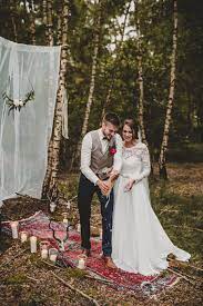 Weitere ideen zu kleider, braut, brautkleid. Eine Inspiration Fur Rustikale Waldhochzeiten Und Elopements In Der Natur Hochzeit Wald Hochzeit Deckchen Hochzeit