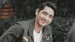 Arya saloka menyaksikan salah satu episode sinetron ikatan cinta. Arya Saloka Tulis Sayonara Fan Ikatan Cinta Cemas