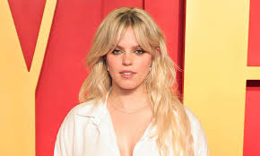 Reneé Rapp talks love of scissoring and strap-ons with Gabby Windey