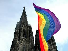 Die regenbogenflagge war an der ames united church of christ kirche in iowa angebracht, bevor adolfo m. Stadt Koln Zeigt Flagge Regenbogenfahne Wird Zum Christopher Street Day Am Rathaus Gehisst