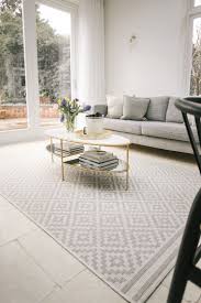 Graue Weisse Und Goldene Wohnzimmer Heimreise Zu Einem Atemberaubend Schonen Edwardianischen Atember Gold Wohnzimmer Teppich Wohnzimmer Wohnzimmer Grau