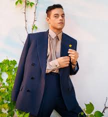 .rami malek stepped backstage after winning his academy award for best actor in 2019, his body malek's clan for the oscars was generous in size. Rami Malek On Mr Robot His Freddie Mercury Accent And Sneaking Around Town Incognito Gq