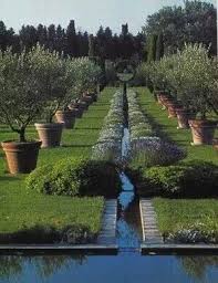Vom Orient Inspiriert Ein Schmaler Wasserkanal Zieht Sich Uber Die Gesamte Lange Des Gartens Mediterraner Garten Wasserspiel Garten Garten