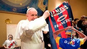 El papa francisco, como buen argentino, es fanático del fútbol al extremo. Twitter El Papa Francisco Hizo Una Travesura Con Un Hincha De Boca Juniors Rpp Noticias