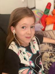 Oggi siamo così in relax preparandoci ad un mese pieno di impegni tra  dentista, visite, scuola, comunione e varie ed eventuali. 😮‍💨 oggi oziamo  che poi il mese sarà lunghissimo