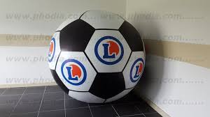 Ballon Football Geant E Leclerc Pour La Coupe Du Monde Fifa 2018 Plv Gonflable Ballon De Football Gonflable Plv
